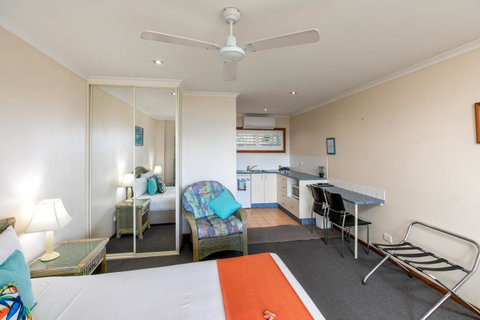 Sunlit Waters Studio Apartments - Whitsundays Accommodation 13