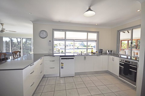 Bribie Island Canal Holiday Destination! - Whitsundays Accommodation 5