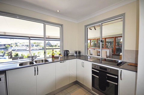 Bribie Island Canal Holiday Destination! - Whitsundays Accommodation 4