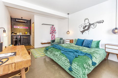 The Pink Hotel Coolangatta - Whitsundays Accommodation 27