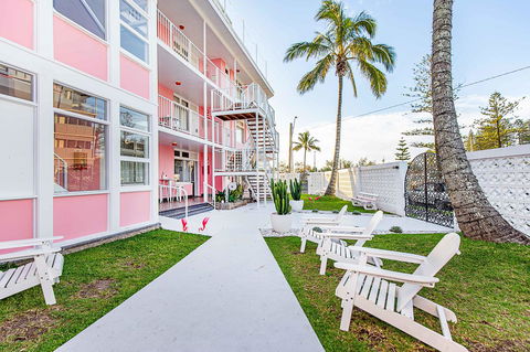 The Pink Hotel Coolangatta - Whitsundays Accommodation 2