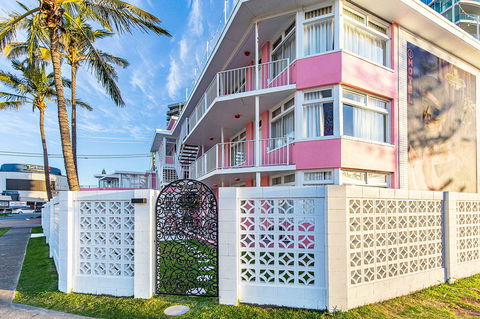 The Pink Hotel Coolangatta - Whitsundays Accommodation 1