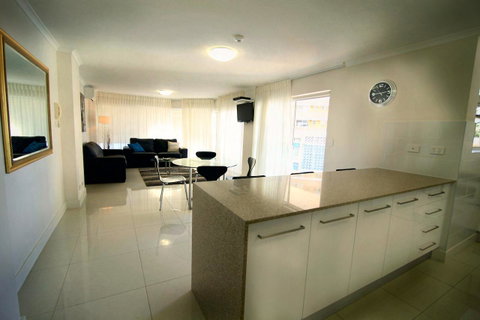Grosvenor Beachfront Apartments Surfers Paradise - Whitsundays Accommodation 3