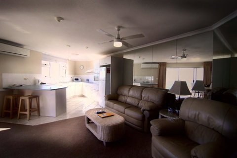 Grosvenor Beachfront Apartments Surfers Paradise - Whitsundays Accommodation 9