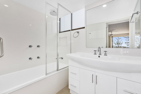 Columbia Beachfront Apartments On Rainbow Bay - Whitsundays Accommodation 24