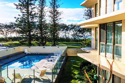 Seacrest Beachfront Apartments Surfers Paradise - Whitsundays Accommodation 40