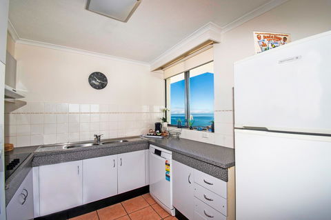 Seacrest Beachfront Apartments Surfers Paradise - Whitsundays Accommodation 7