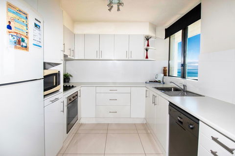 Seacrest Beachfront Apartments Surfers Paradise - Whitsundays Accommodation 23