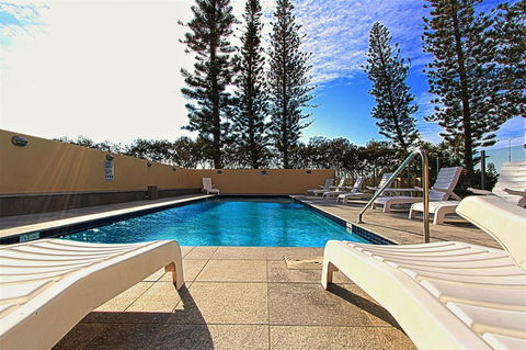 Seacrest Beachfront Apartments Surfers Paradise - Whitsundays Accommodation 5