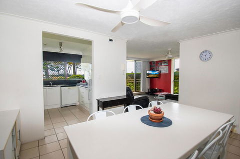 Seacrest Beachfront Apartments Surfers Paradise - Whitsundays Accommodation 14