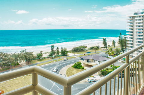 Seacrest Beachfront Apartments Surfers Paradise - Whitsundays Accommodation 11