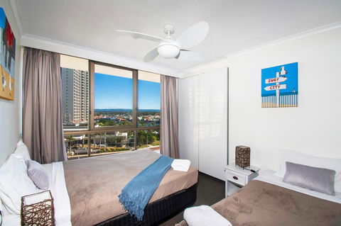 Seacrest Beachfront Apartments Surfers Paradise - Whitsundays Accommodation 3