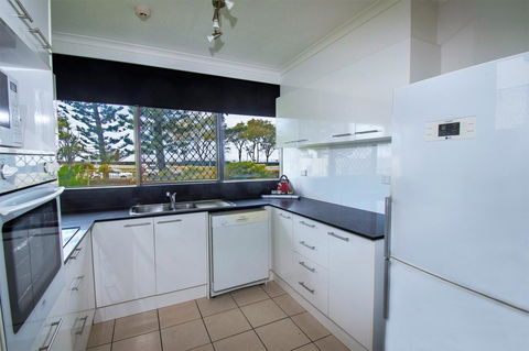Seacrest Beachfront Apartments Surfers Paradise - Whitsundays Accommodation 12