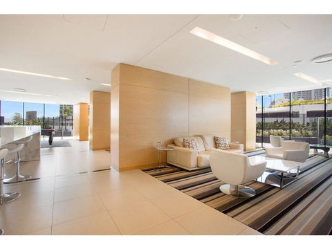 Luxury 3 Bedroom In Heart Of Broadbeach - Whitsundays Accommodation 8