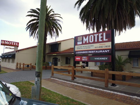Burke & Wills Motor Inn - Whitsundays Accommodation 3
