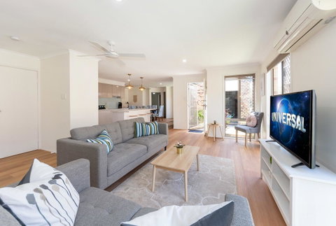 Waterfront Theme Park Getaway - Whitsundays Accommodation 3