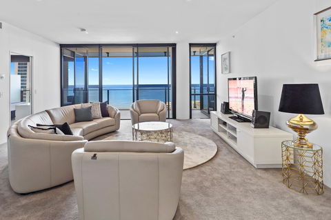 Holiday Holiday Circle On Cavill Apartments - Whitsundays Accommodation 1