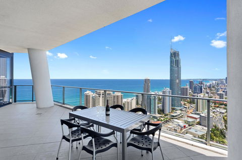 Holiday Holiday Circle On Cavill Apartments - Whitsundays Accommodation 5