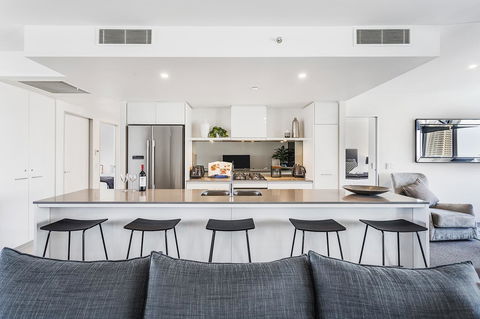 Holiday Holiday Circle On Cavill Apartments - Whitsundays Accommodation 9