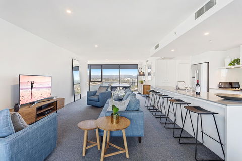 Holiday Holiday Circle On Cavill Apartments - Whitsundays Accommodation 2