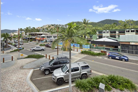 Location! 2BR Town View Unit In Centre Of Airlie. - Whitsundays Accommodation 1