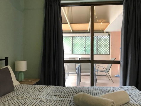 Location! 2BR Town View Unit In Centre Of Airlie. - Whitsundays Accommodation 24