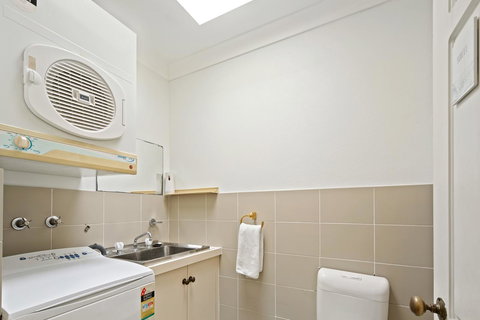 Location! 2BR Town View Unit In Centre Of Airlie. - Whitsundays Accommodation 18