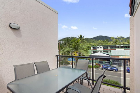 Location! 2BR Town View Unit In Centre Of Airlie. - Whitsundays Accommodation 2