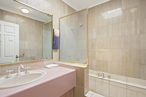 Location! 2BR Town View Unit In Centre Of Airlie. - Whitsundays Accommodation 3