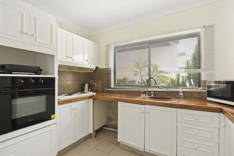 Location! 2BR Town View Unit In Centre Of Airlie. - Whitsundays Accommodation 11