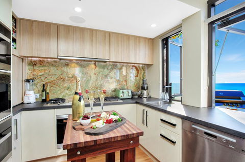 Burleigh Esplanade Apartments - Whitsundays Accommodation 6