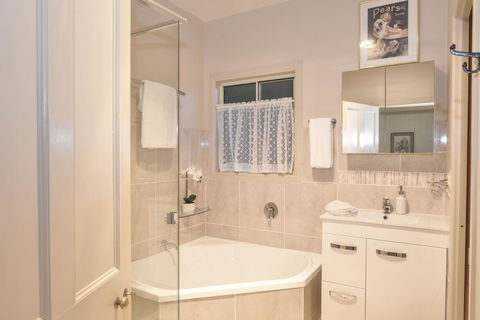 The Guesthouse Maleny - Whitsundays Accommodation 10