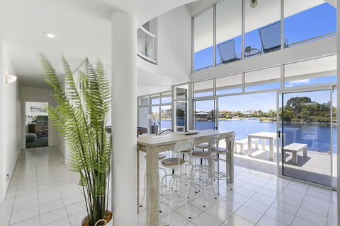 Havana Blue - Large 4 Bedroom Family Home - Whitsundays Accommodation 9