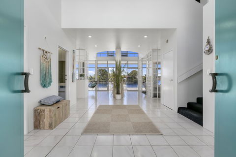 Havana Blue - Large 4 Bedroom Family Home - Whitsundays Accommodation 3