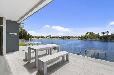 Havana Blue - Large 4 Bedroom Family Home - Whitsundays Accommodation 1