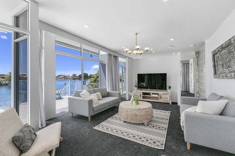 Havana Blue - Large 4 Bedroom Family Home - Whitsundays Accommodation 0