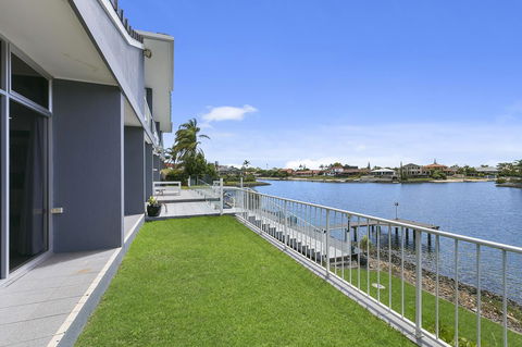 Havana Blue - Large 4 Bedroom Family Home - Whitsundays Accommodation 18