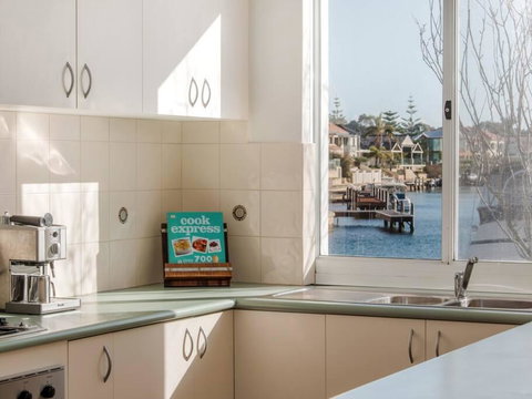 Waters Edge Apartment With Jetty - Whitsundays Accommodation 3