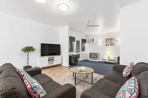 Wattle Grove Villa - Whitsundays Accommodation 3