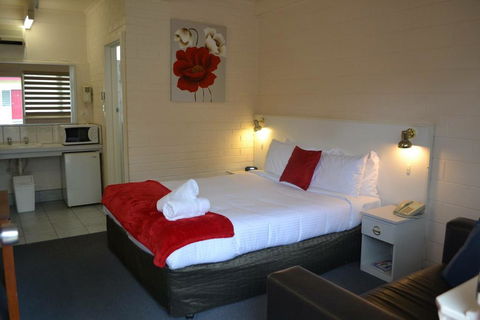 Wattle Motel - Whitsundays Accommodation 0