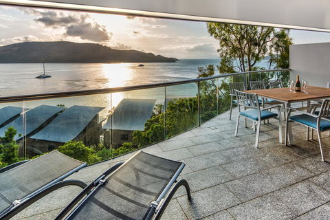 Waves 5 Luxury 3 Bedroom Breathtaking Ocean Views Central Location - Whitsundays Accommodation 2