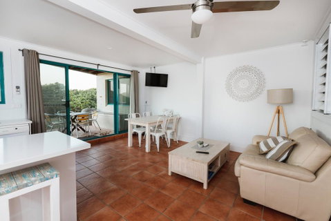White Waves On The Beach - Whitsundays Accommodation 1