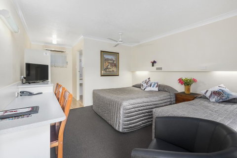 Whiteoaks Motel & Lodges - Whitsundays Accommodation 2