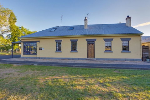 Whites Corner - Whitsundays Accommodation 0