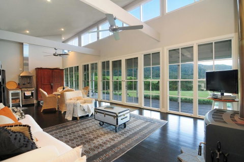 Willabrook Retreat - Mojo Cottage - Romantic Escape! - Whitsundays Accommodation 2