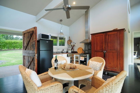 Willabrook Retreat - Mojo Cottage - Romantic Escape! - Whitsundays Accommodation 3