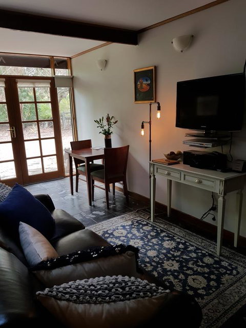 William Hunt's Retreat - Redwood Studio - Whitsundays Accommodation 3