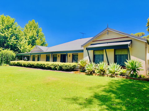 Willow Lodge - Whitsundays Accommodation 0
