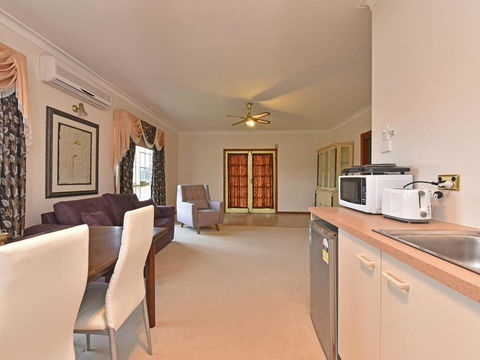 Wine Country Homestead 1br Studio - Whitsundays Accommodation 2