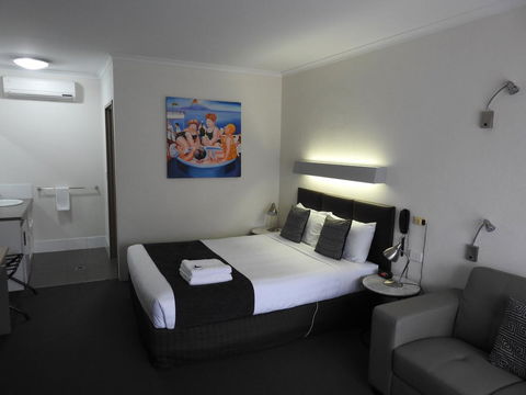 Wine Village Motor Inn - Whitsundays Accommodation 2